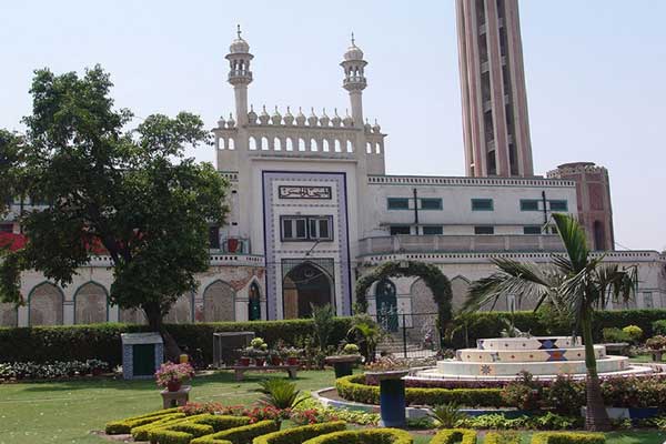 جامعه اشرفیه لاهور در حال حاضر یکی از بزرگترین و مهم ترین مرکز آموزش های دینی دیوبندی